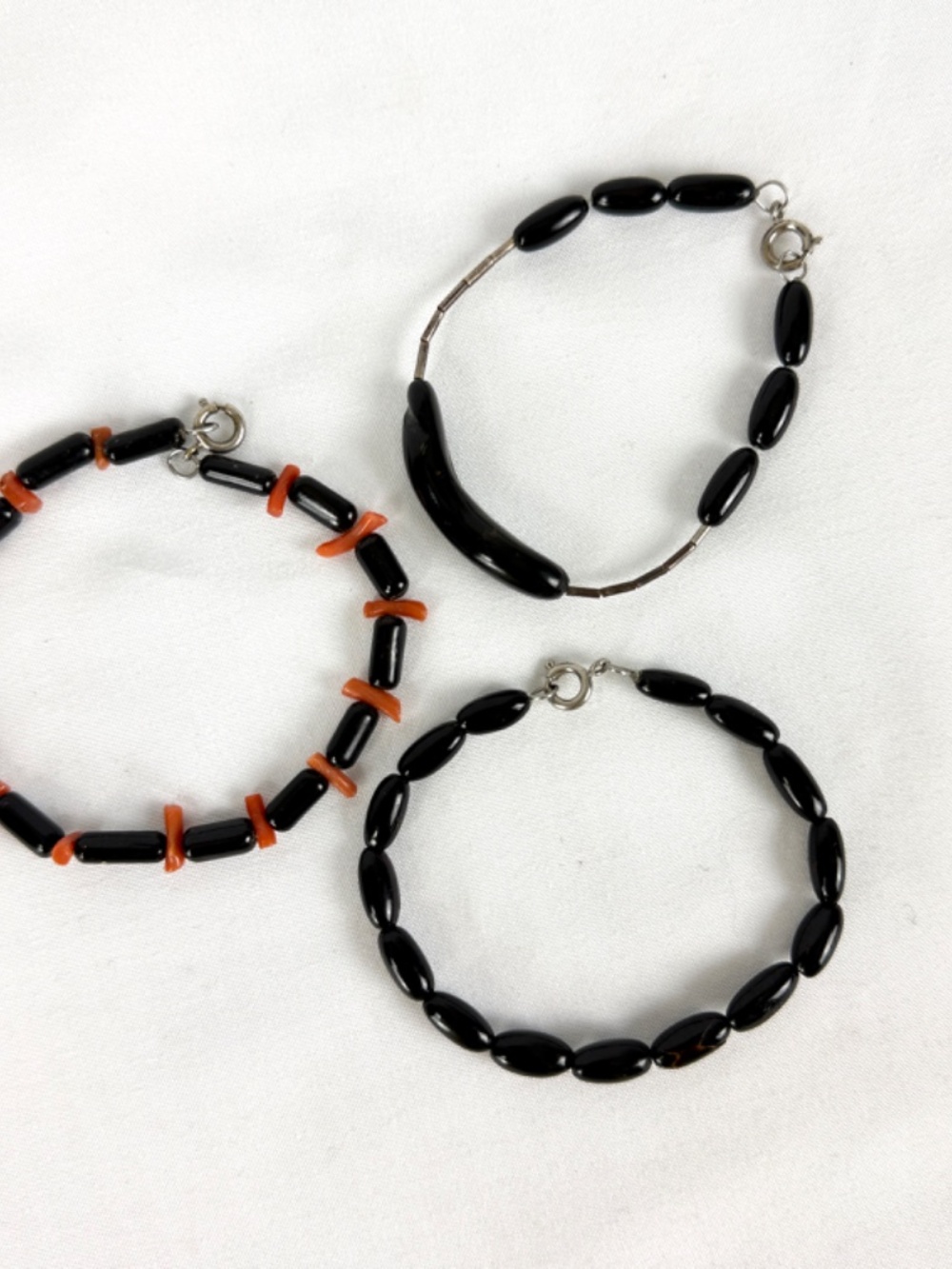 3 Vintage Bracelets Onyx and Orange Coral from Jamaica Handmade - Picture 9 of 9